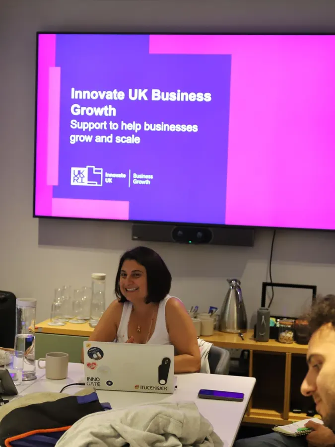 Navigator presenting to founders